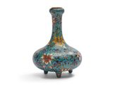 une image représentant un vase bleu posé sur une surface blanche