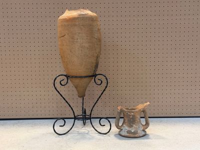 deux vases posés côte à côte sur un support