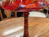 une lampe rouge posée sur une table en bois