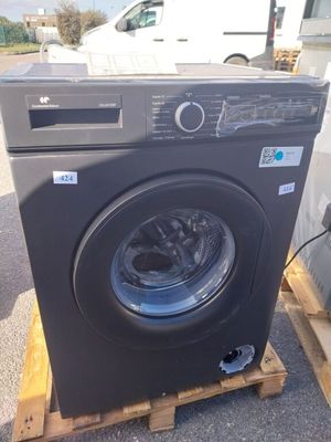 une photo d'une machine à laver posée sur une palette dans un parking