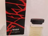 une photo d'un flacon de parfum posé sur un comptoir