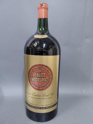 une vieille bouteille de vin posée sur une table