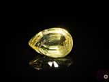 gros plan d'un diamant jaune sur une surface noire