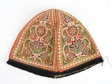une image représentant un chapeau orné d'un motif floral