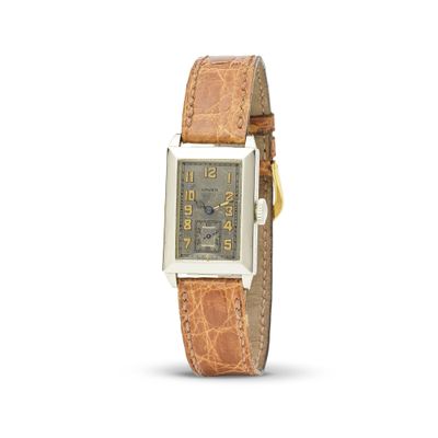 une photo d'une montre avec un bracelet en cuir marron