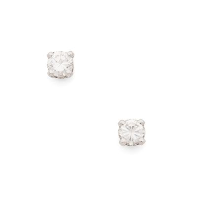 une paire de boucles d'oreilles en diamant sur fond blanc