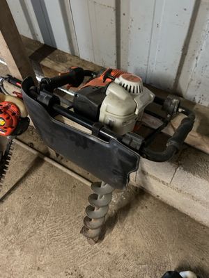 une image d'un homme travaillant sur une machine dans un garage