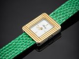 un gros plan d'une montre-bracelet avec un bracelet vert