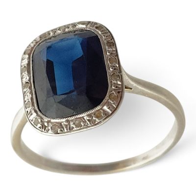 une image représentant une bague en argent sertie d'une pierre bleue