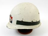 un casque blanc orné d'une bande rouge et verte