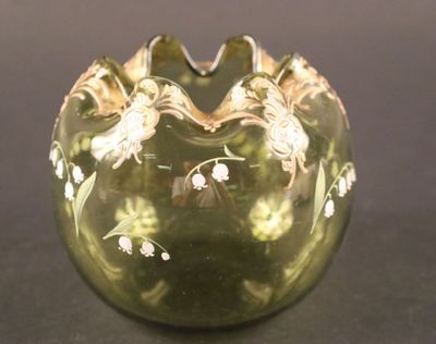 un vase vert orné de fleurs blanches, posé sur un fond noir