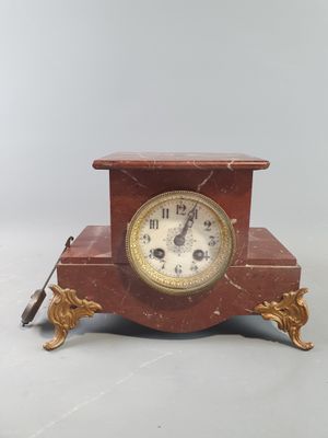une petite horloge posée sur une table