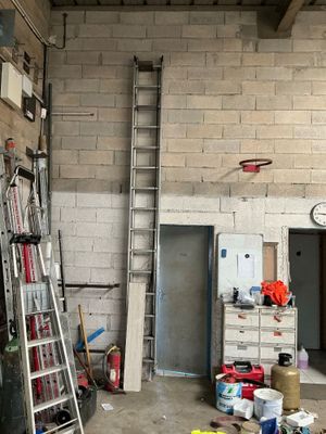 une image représentant une pièce avec une échelle et une horloge