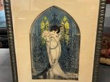 une vieille photo d'une femme en robe blanche dans un cadre doré
