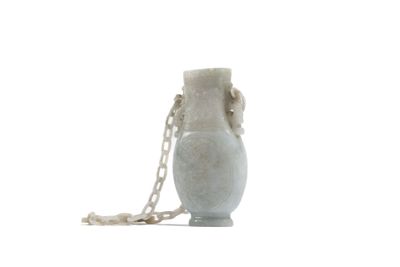 un vase blanc auquel est attachée une chaîne