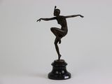 statue en bronze représentant une danseuse, posée sur un socle noir