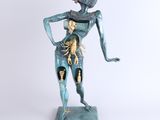 une image représentant une statue de femme, les mains sur les hanches