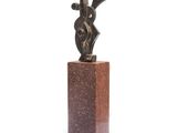 sculpture en bronze représentant la tête d'une femme, posée sur un bloc de bois