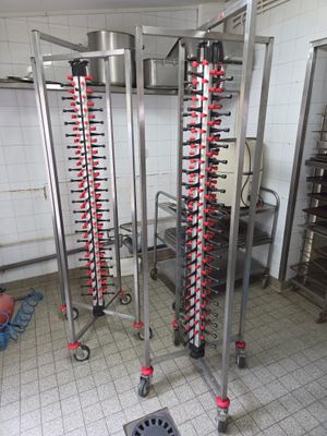 une pièce dans laquelle se trouvent plusieurs rayonnages remplis de nourriture