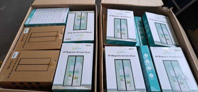 plusieurs boîtes contenant des appareils électroniques posées sur une table