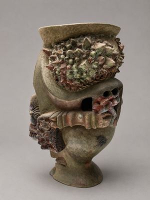 un vase surmonté d'un oiseau