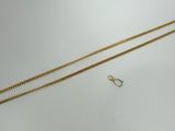 un gros plan sur un collier en or et une paire de boucles d'oreilles