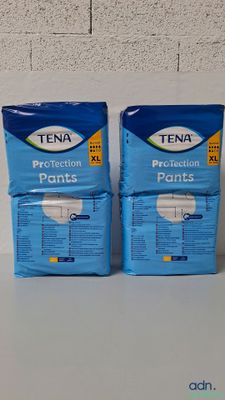 deux paquets de culottes de protection Tena posés sur une table