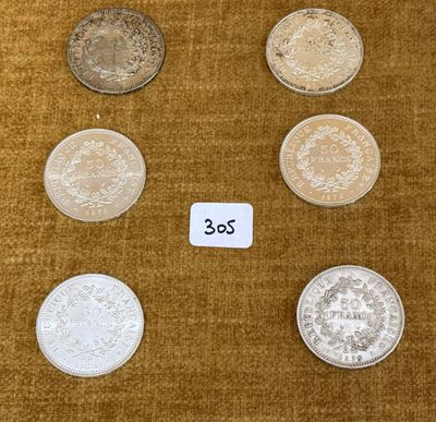 un groupe de cinq pièces différentes posées sur une table