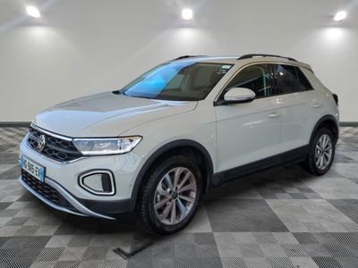 Un SUV Volkswagen blanc est garé dans une grande pièce.