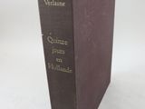 un vieux livre posé sur une table blanche, à côté d'une étiquette violette