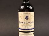 une bouteille de vin posée sur une table à côté d'une bouteille de vin