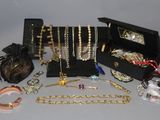 beaucoup de bijoux posés ensemble sur une table
