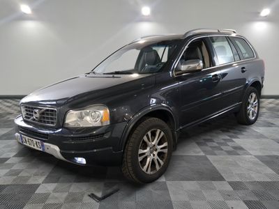 une photo d'un SUV Volvo noir garé dans un garage