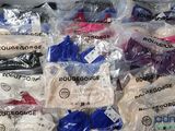 de nombreux sacs de vêtements emballés dans du plastique