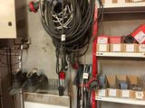 une photo d'une pièce où l'on voit tout un tas de câbles et d'outils
