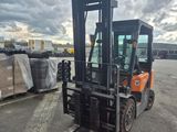 un chariot élévateur garé sur le parking