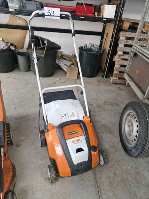 deux tondeuses à gazon et une tondeuse à gazon dans un garage