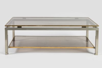 une photo d'une table basse avec un plateau en verre sur fond blanc