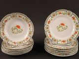 six assiettes ornées de fleurs orange sont empilées les unes sur les autres