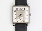 gros plan d'une montre sur une surface blanche