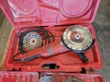 une boîte à outils rouge avec des outils sur le sol