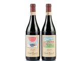 deux bouteilles de vin rouge posées l'une à côté de l'autre sur une surface blanche