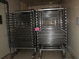 de nombreux plateaux de nourriture disposés sur un support métallique dans une pièce