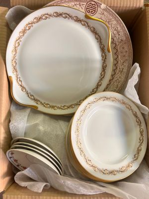 une boîte contenant un service d'assiettes et de bols