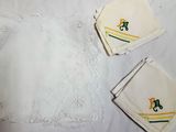 trois serviettes blanches ornées de motifs verts et jaunes