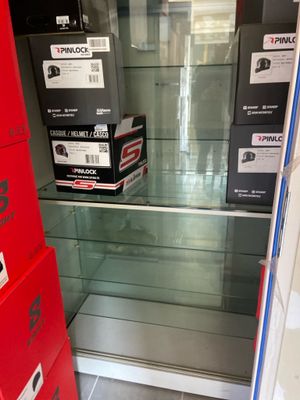 une vitrine en verre au milieu d'un magasin