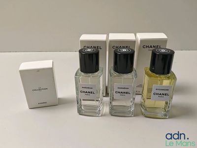 trois flacons de parfum posés l'un à côté de l'autre sur une table