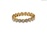 une photo d'une bague en or jaune sertie de diamants blancs