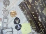 un grand nombre d'objets posés sur une table