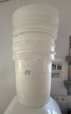 une grande pile de récipients en plastique posée sur une table